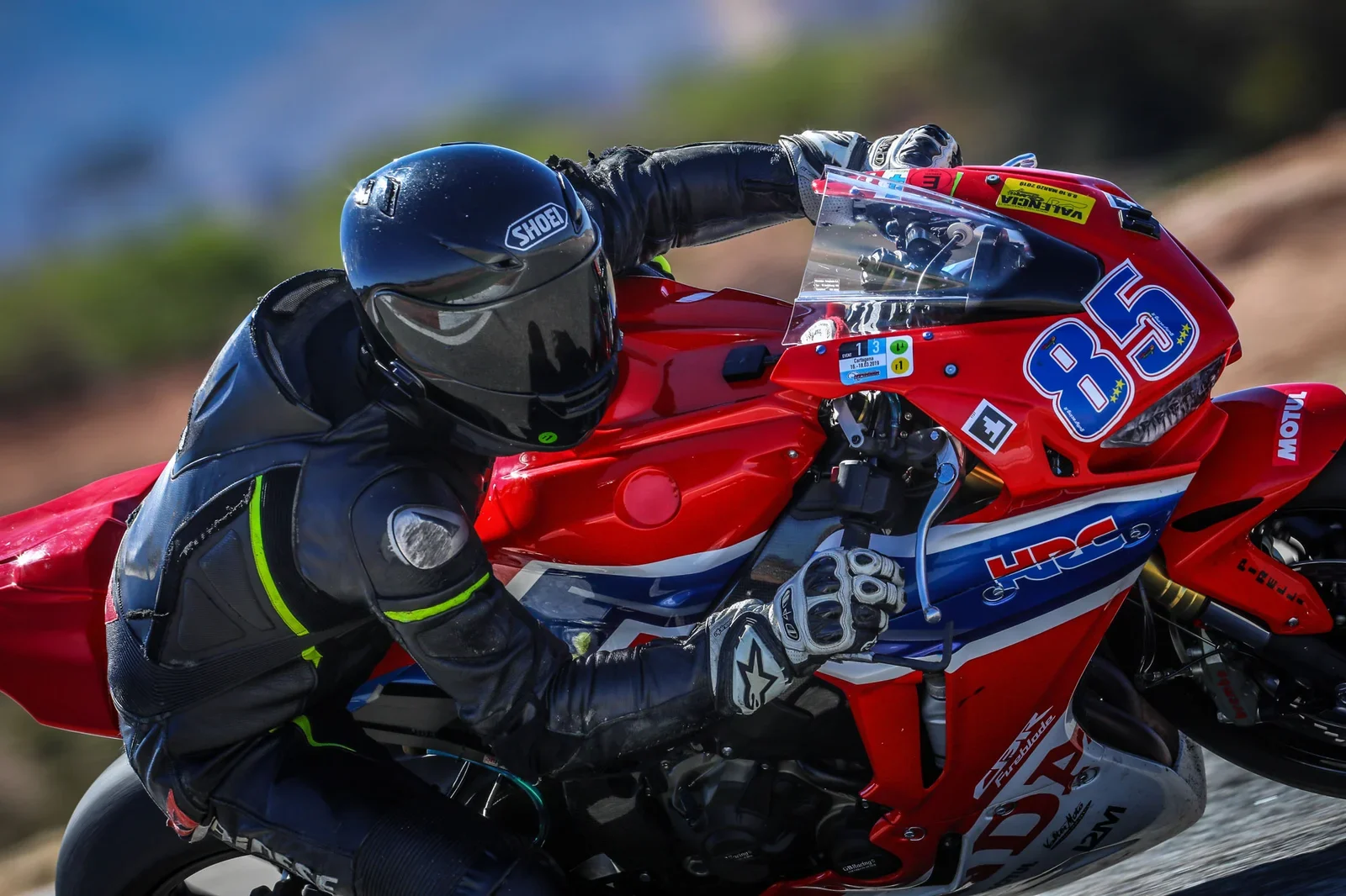 Андрей Денисов в повороте на гоночном Honda Fireblade №85 на трассе в горах
