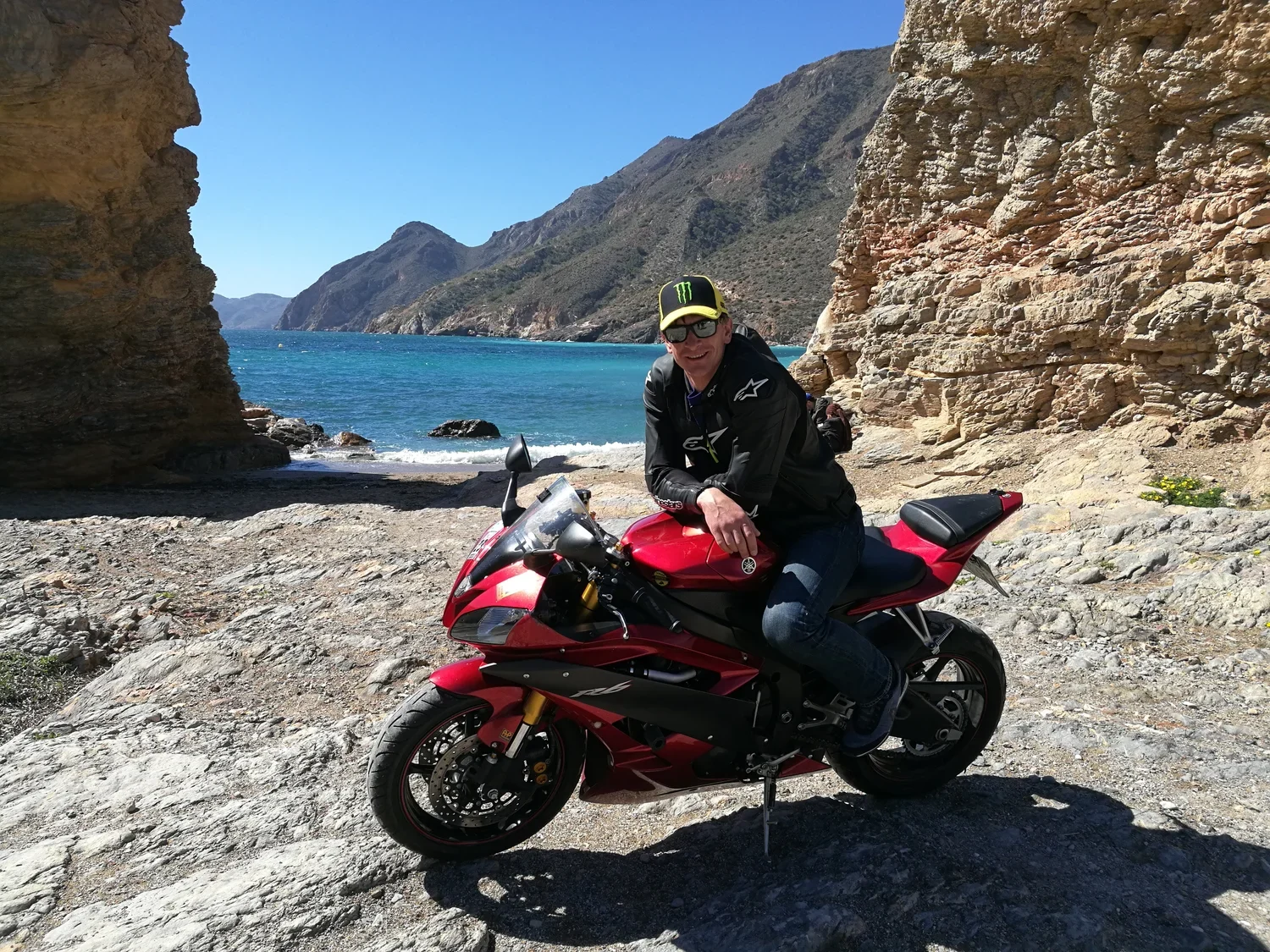 Андрей Денисов на Yamaha R6 у моря в горах Испании