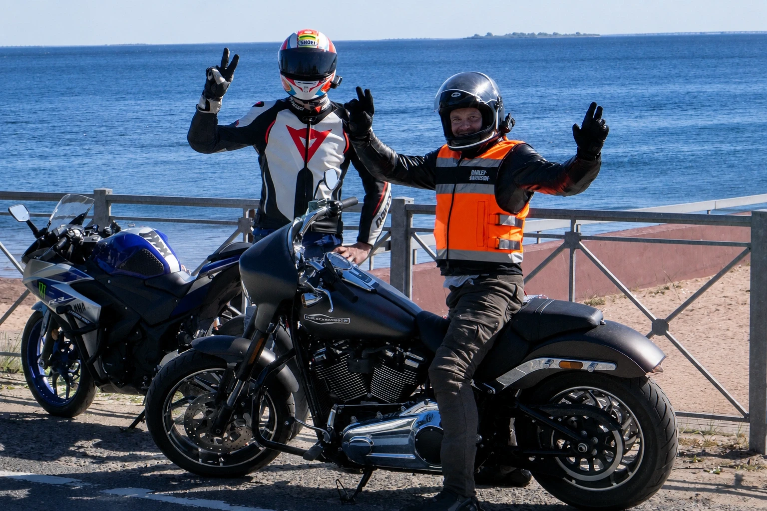 Ученик и инструктор мотошколы у Финского залива с мотоциклами Yamaha R3 и Harley-Davidson