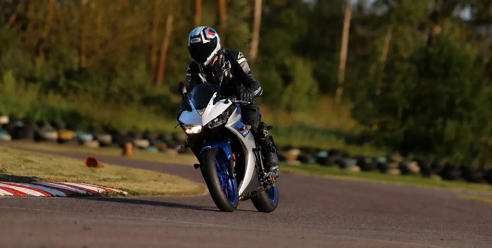 Мотоциклист на Yamaha R3 проходит поворот на закрытой трассе
